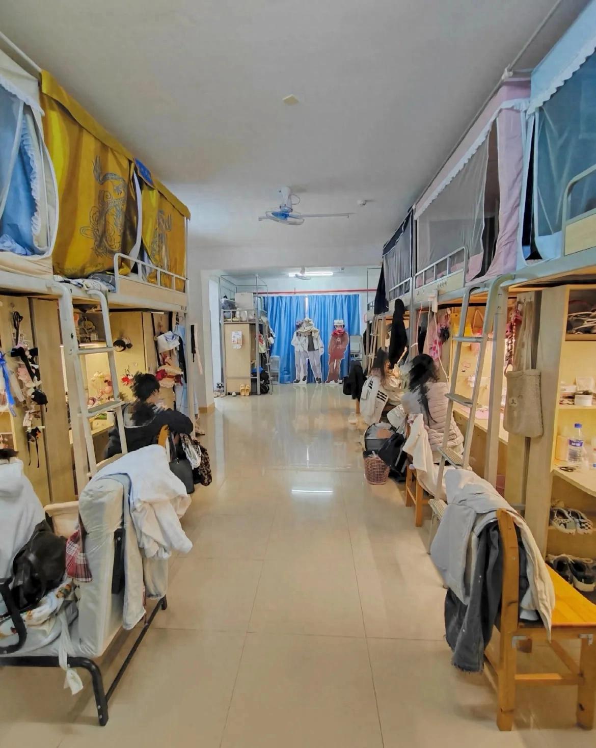 女生宿舍内部照片流出，果然真实，生活气息扑面而来——4年8㎡同住，怎么从"凑合过"变成"舍不得"