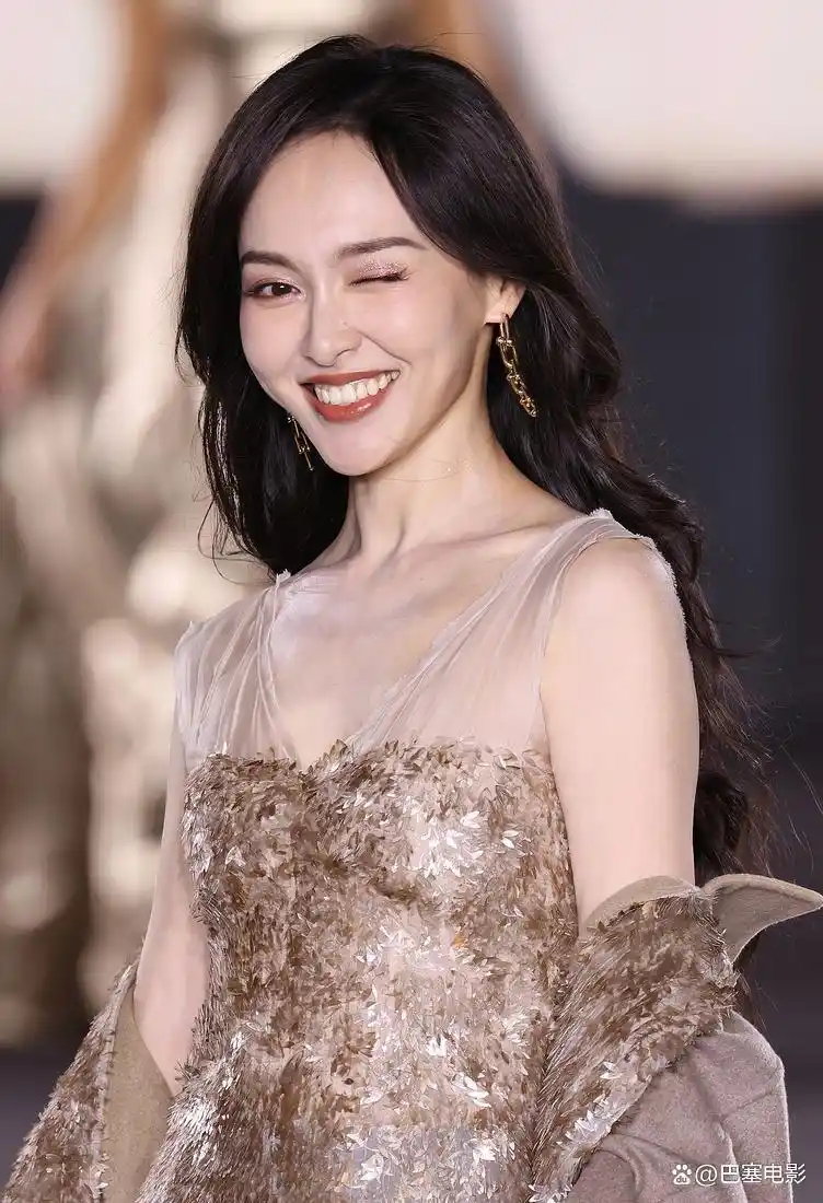 巴黎时装周 明星亮相 高清镜头分析_最近明星热点走秀,